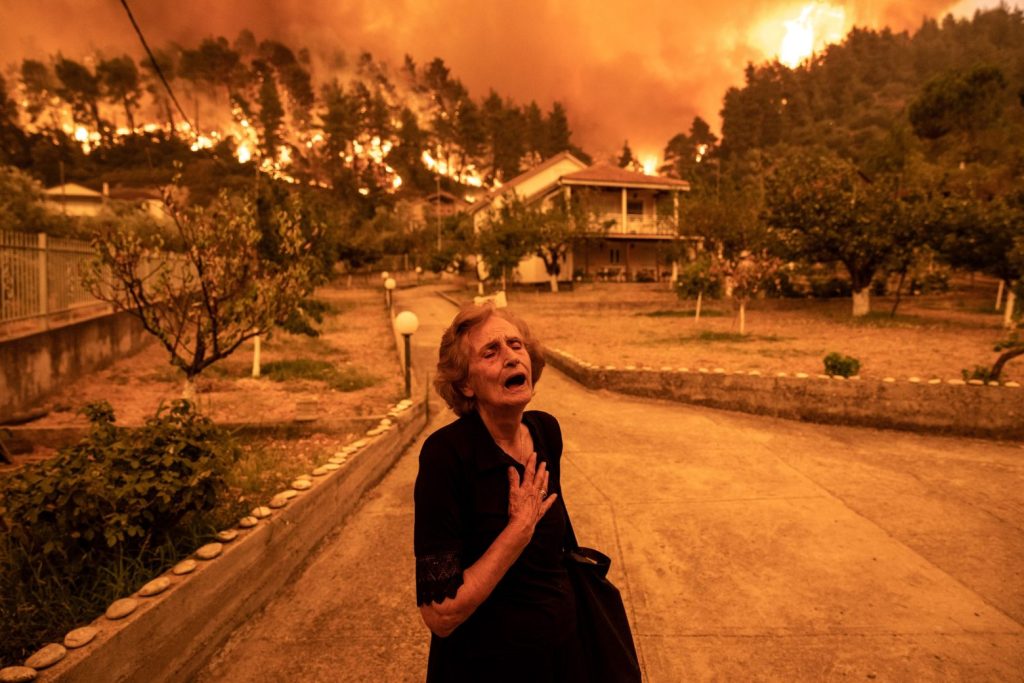 Μια φωτογραφία από τις καταστροφικές φωτιές της Εύβοιας επιλέγει ο Guardian στο άλμπουμ για τα 50 χρόνια της Ευρώπης