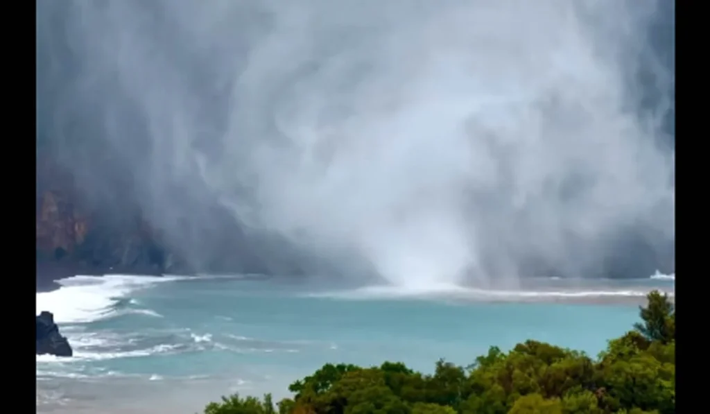 Τρομακτικός υδροστρόβιλος χτυπάει την Εύβοια (βίντεο)