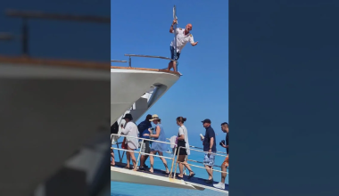 Έχει γίνει viral: Ο καπετάνιος στη Λευκάδα που υποδέχεται τους ταξιδιώτες τραγουδώντας… Βασίλη Καρρά (βίντεο)