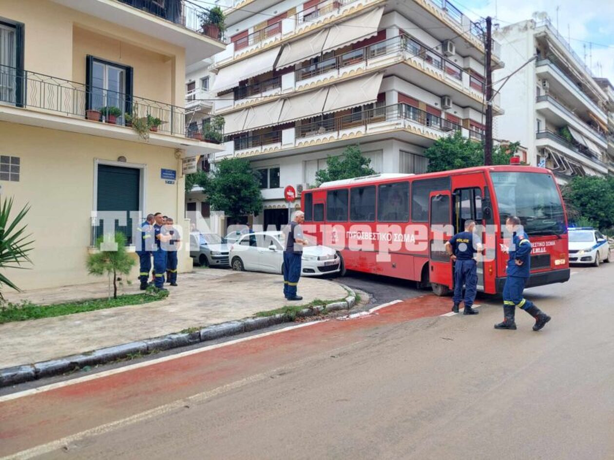 Βόλος: Λεωφορείο που μετέφερε πυροσβέστες συγκρούστηκε με σταθμευμένο ΙΧ (φώτο)