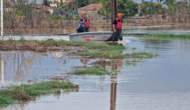 Με βάρκες στο Σωτήριο Λάρισας: «Έχασα τα πάντα – Πού είναι το κράτος να βοηθήσει;» (φώτο)