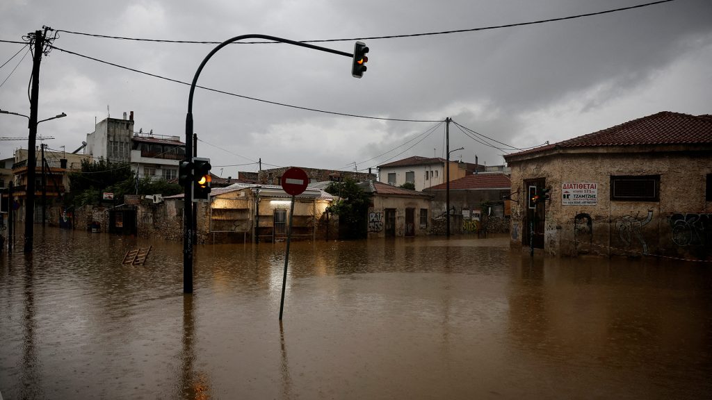 Βόρεια Εύβοια: Σπίτι στην Κρύα Βρύση παρασύρθηκε από τα ορμητικά νερά (βίντεο)