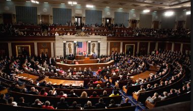 Tέλος διά νόμου οι «Μπιμπίλες» στην αμερικανική Γερουσία: Ψήφισαν ομόφωνα αυστηρό ενδυματολογικό κώδικα