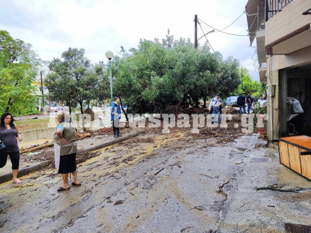 Συνεχίζονται τα προβλήματα στο Βόλο – Έσπασαν τα κιγκλιδώματα στη γέφυρα της οδού Αναλήψεως (φωτο)