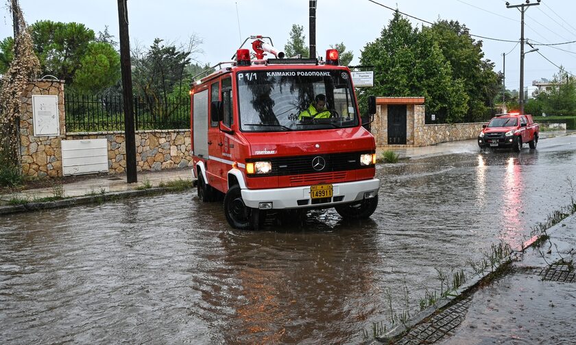 Πυροσβεστική: 3.768 αντλήσεις υδάτων στη Θεσσαλία – 257 άτομα μεταφέρθηκαν σε ασφαλή σημεία