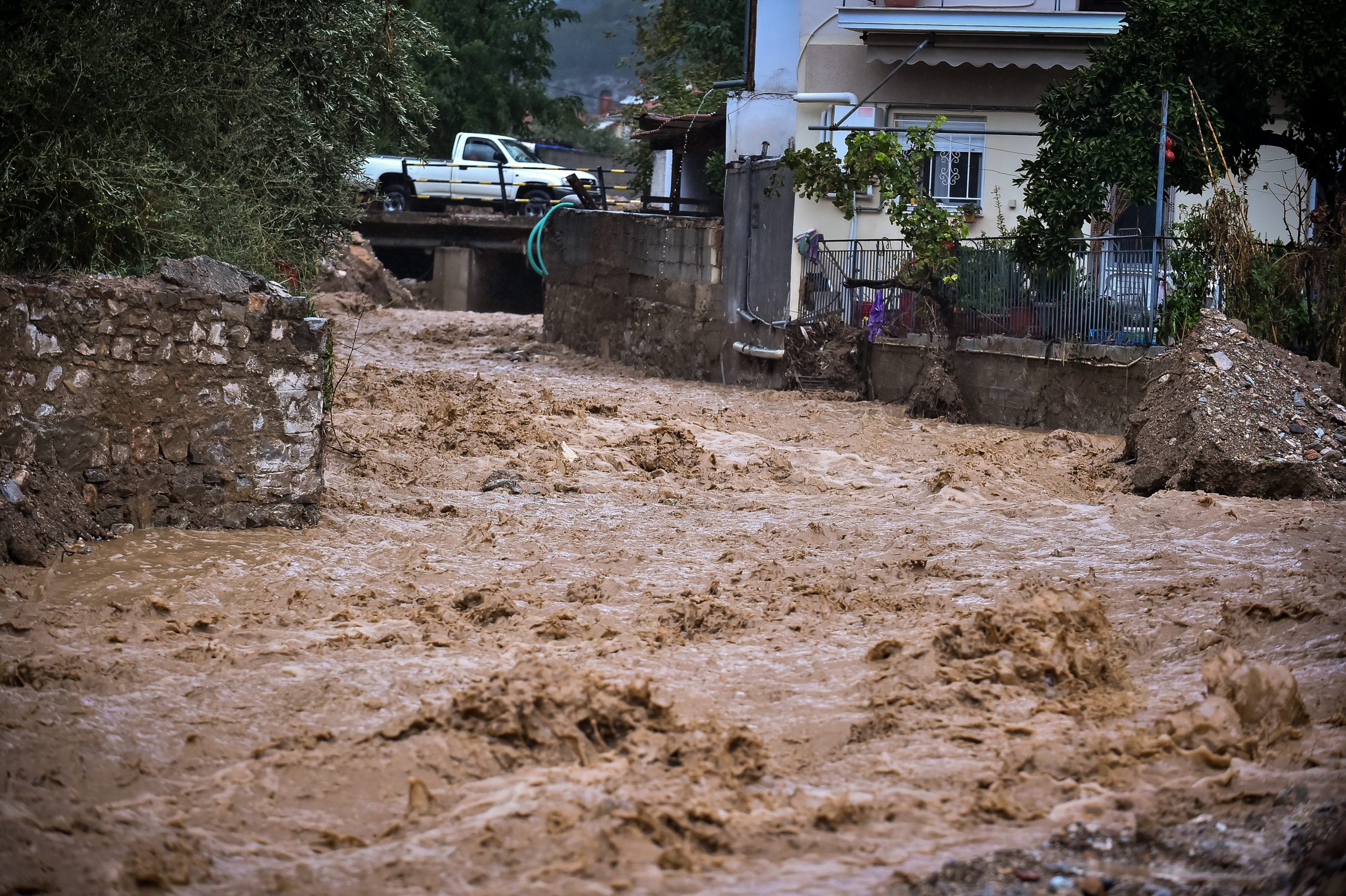Β.Εύβοια: Απαγορεύτηκε η κυκλοφορία στο χωριό Ασμήνι  – Στο ένα μέτρο έφτασε το νερό