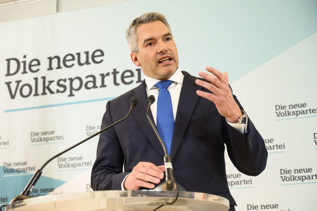 Αυστρία: Ο καγκελάριος υπονόησε ότι οι φτωχοί γονείς πρέπει να ταΐζουν τα παιδιά τους… στα McDonald’s! (βίντεο)