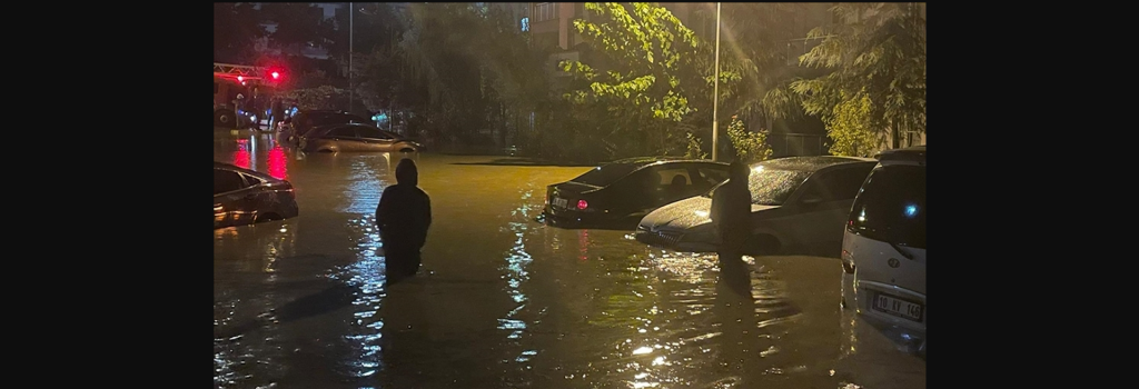 Τουρκία: «Ποτάμια» οι δρόμοι στην Κωνσταντινούπολη από τις σφοδρές βροχοπτώσεις (βίντεο)