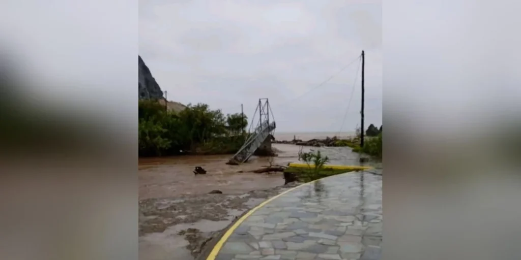 Μαντούδι Ευβοίας: Γυναίκα οδηγός παρασύρθηκε από τα νερά, σε «ιρλανδική διάβαση»-Την απεγκλώβισε η πυροσβεστική