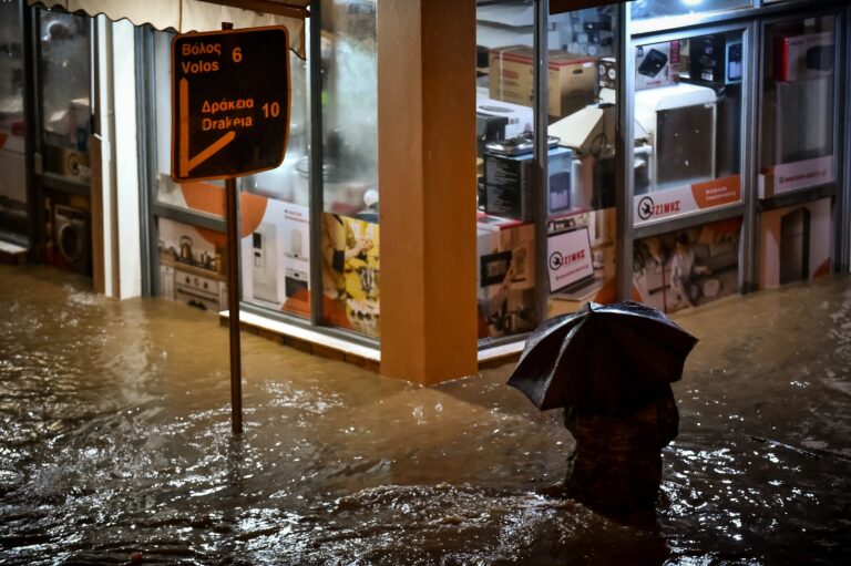Βόλος: Γυναίκα σκαρφάλωσε σε αυτοκίνητα για να γλιτώσει από τα ορμητικά νερά – Την έσωσαν κάτοικοι
