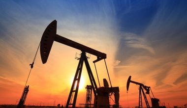 Πετρέλαιο: Στο υψηλότερο επίπεδο του τελευταίου έτους οι τιμές – Ανησυχία για τα αμερικανικά αποθέματα