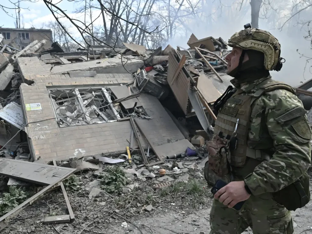 Οι Ρώσοι βομβαρδίζουν τους Ουκρανούς στην βιομηχανική ζώνη της Αβντίιβκα (βίντεο)