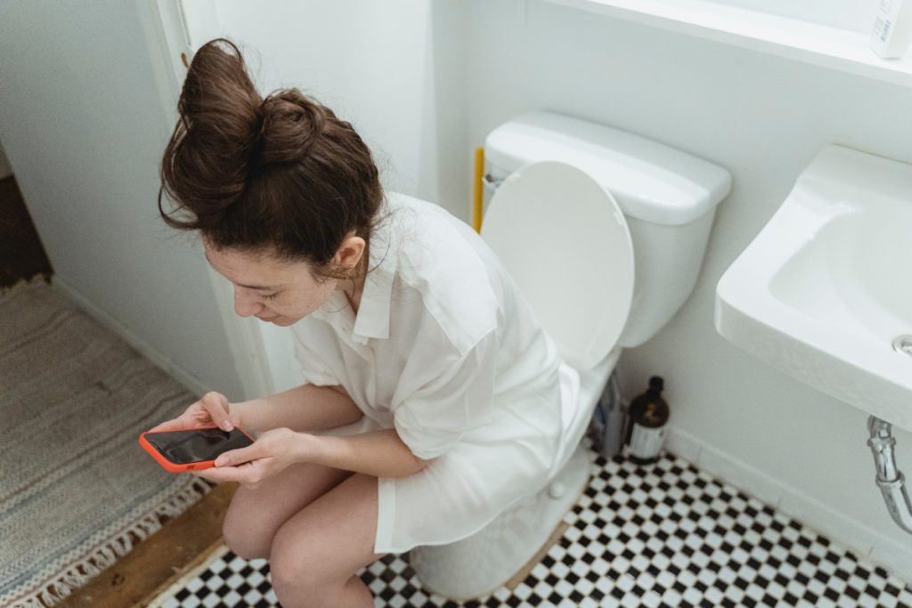 Γιατρός προειδοποιεί: «Μην χρησιμοποιείς το κινητό σου στην τουαλέτα – Υπάρχουν κίνδυνοι»