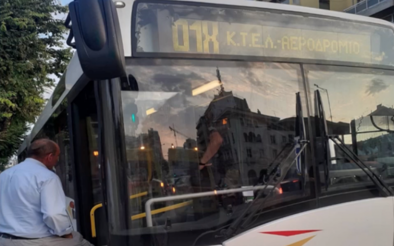 Θεσσαλονίκη: Ατύχημα σε λεωφορείο του ΟΑΣΘ – Τμήμα της οροφής ξεκόλλησε ξαφνικά και έπεσε στο κεφάλι γυναίκας