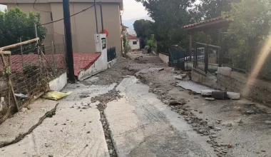 Βόλος: «Βιβλικές» καταστροφές στη συνοικία της Αγίας Παρασκευής – Βούλιαξαν ολόκληροι δρόμοι (φωτο)