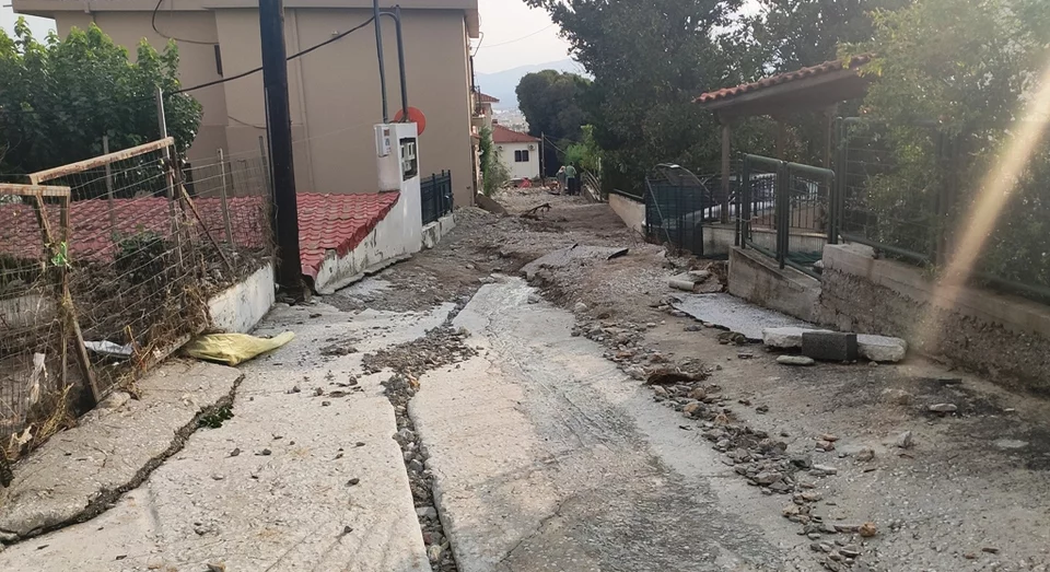 Βόλος: «Βιβλικές» καταστροφές στη συνοικία της Αγίας Παρασκευής – Βούλιαξαν ολόκληροι δρόμοι (φωτο)