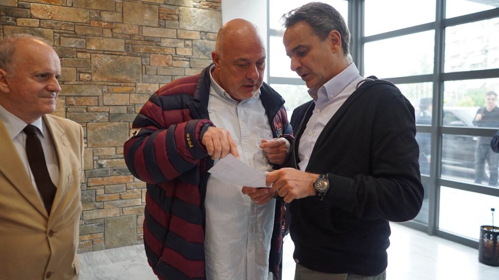 «Πονοκέφαλος» Α.Μπέoυ στο Μαξίμου: Οι δηλώσεις που κάνουν ζημιά στην κυβέρνηση μετά τη μπουνιά του δημάρχου κατά πλημμυροπαθή (βίντεο)