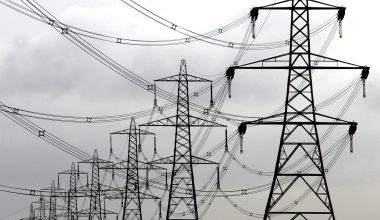Η Γερμανία επαναγοράζει το δίκτυο ηλεκτρικής ενέργειας για να δαπανήσει δισεκατομμύρια στις ΑΠΕ