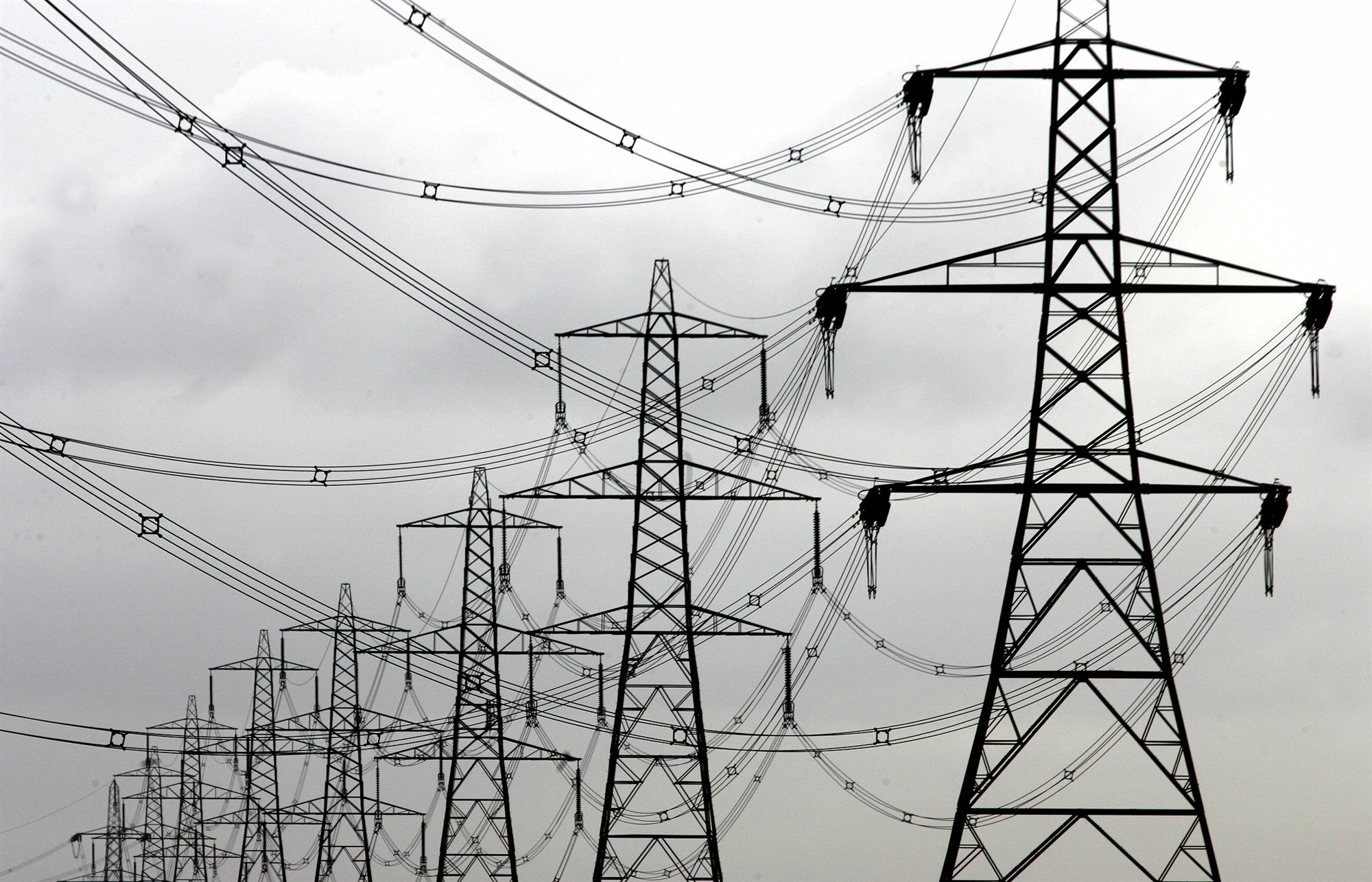 Η Γερμανία επαναγοράζει το δίκτυο ηλεκτρικής ενέργειας για να δαπανήσει δισεκατομμύρια στις ΑΠΕ