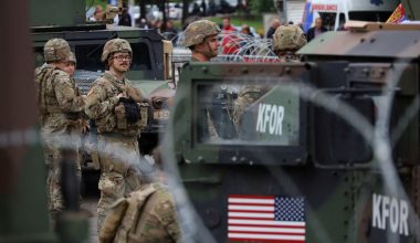Στο στόχαστρο των ΗΠΑ πάλι η Σερβία: «Να αποσύρει τα στρατεύματα από τα σύνορα με το Κοσσυφοπέδιο – Στέλνουμε δυνάμεις»