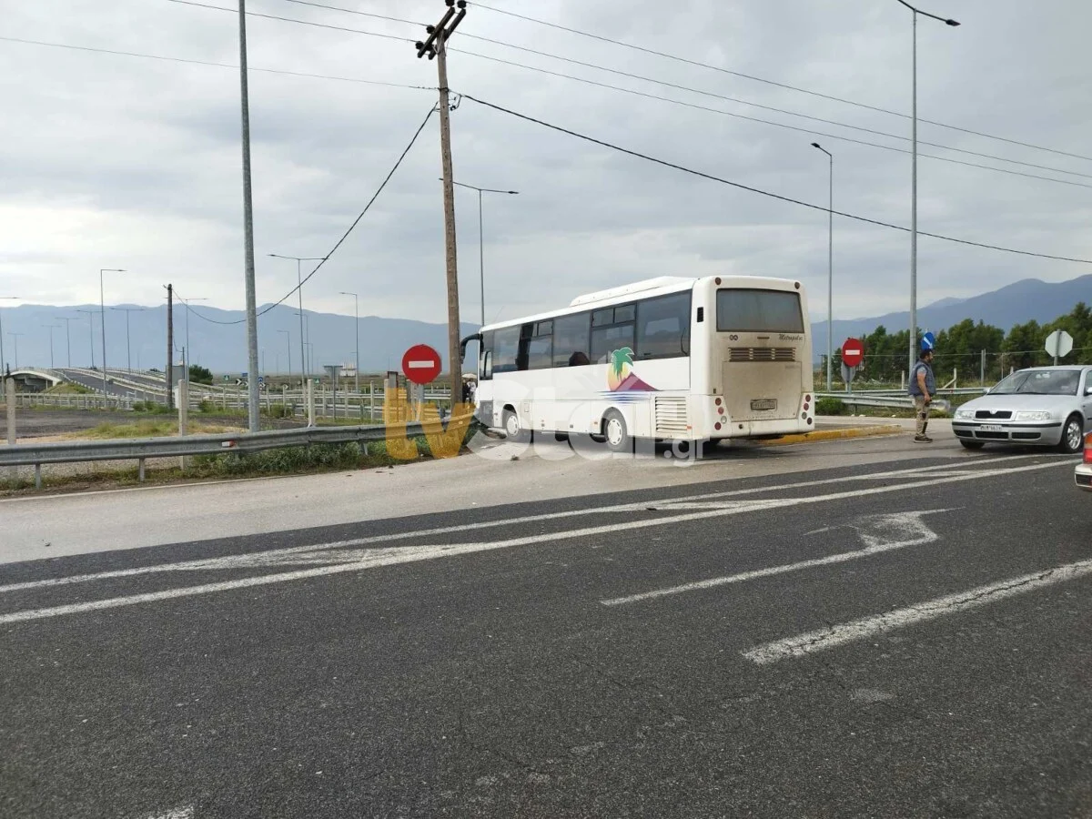 Λαμία: Αυτοκίνητο συγκρούστηκε με λεωφορείο – Στο νοσοκομείο δύο επιβάτες