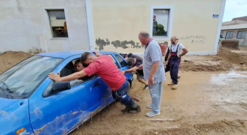 Αγριά Βόλου: Ο Α.Μπέος εμψυχώνει ομάδα ανδρών για να απεγκλωβίσουν αυτοκίνητα – «Σπρώξτε καυλ….ρόπαιδα»