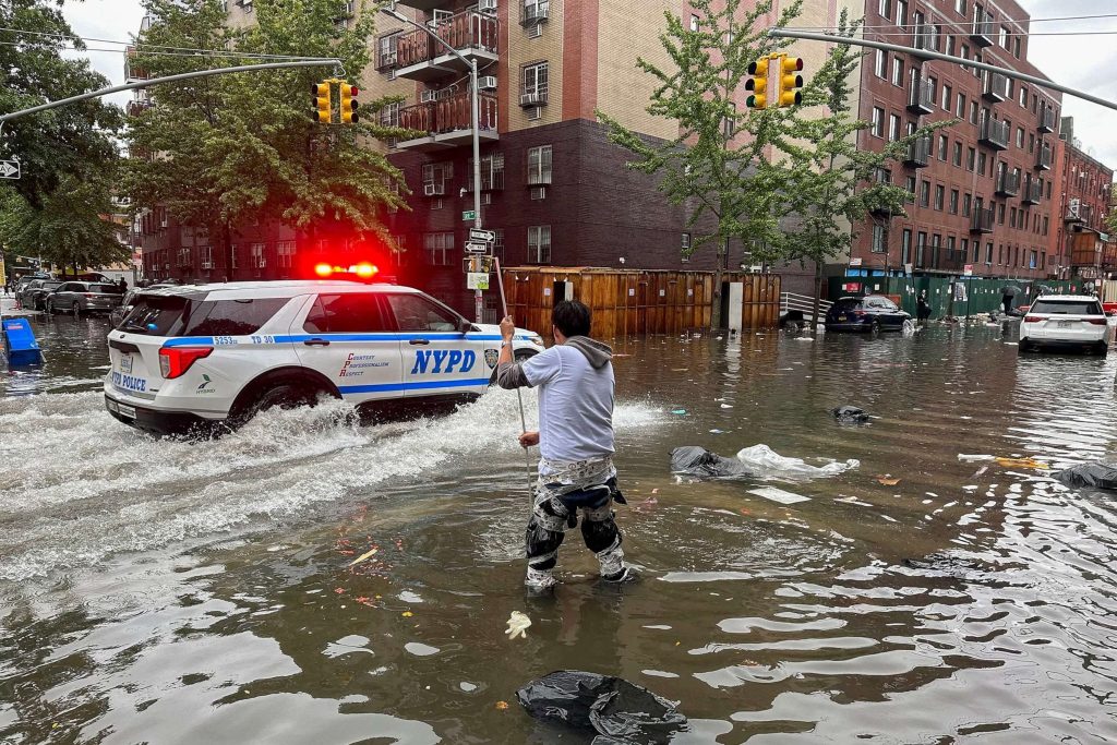 Νέα Υόρκη: «Νέα κανονικότητα» χαρακτηρίζει τις πλημμύρες η κυβερνήτρια και κατηγορεί την… «κλιματική αλλαγή»