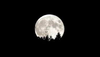 Δείτε εντυπωσιακές εικόνες από το «φεγγάρι του θερισμού» την τελευταία υπερπανσέληνο της χρονιάς