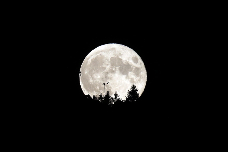 Δείτε εντυπωσιακές εικόνες από το «φεγγάρι του θερισμού» την τελευταία υπερπανσέληνο της χρονιάς
