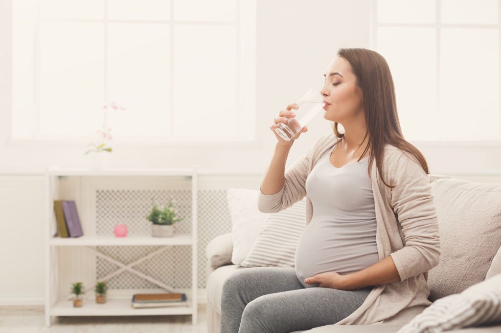 Δείτε πόσο νερό πρέπει να πίνετε κατά τη διάρκεια της εγκυμοσύνης