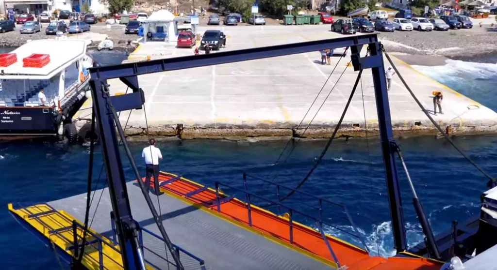 Θηρασιά: Εντυπωσιακή μανούβρα που κάνει πλοίο από τη Σαντορίνη (βίντεο)