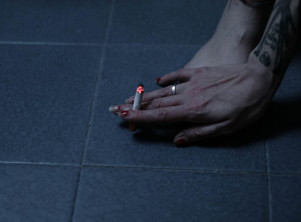 Άγιος Δημήτριος: Άγριο ξύλο μεταξύ συμμαθητριών σε σχολείο για ένα τσιγάρο – Τραβούσαν βίντεο αντί να τις χωρίσουν