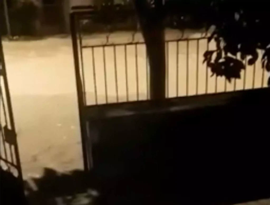 Δραματική κατάσταση στον Βόλο: Η στιγμή που χείμαρρος μπαίνει στο σπίτι οικογένειας με μωρό (βίντεο)