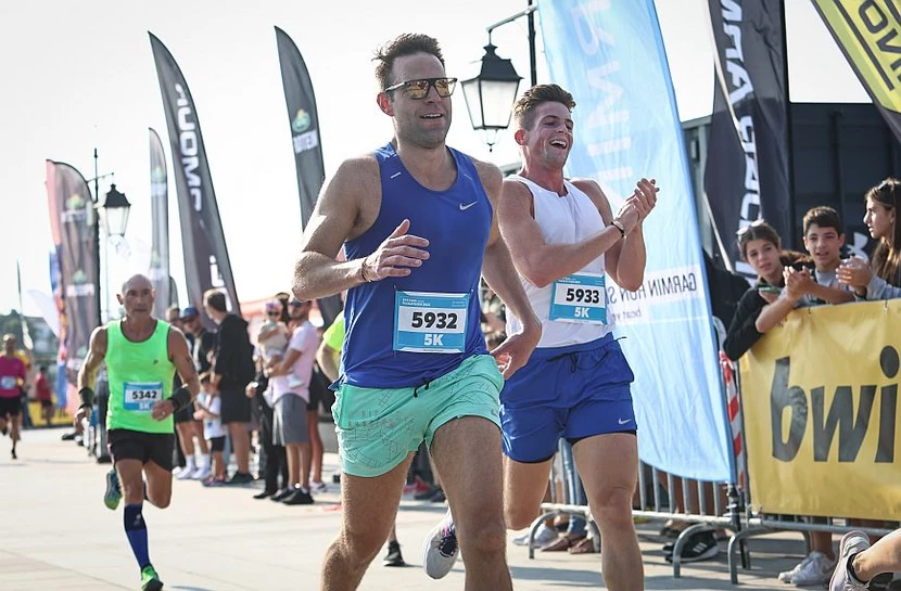 Ο Σ.Κασσελάκης έτρεξε στο Spetses Mini Marathon μαζί με τον σύντροφό του (φώτο)
