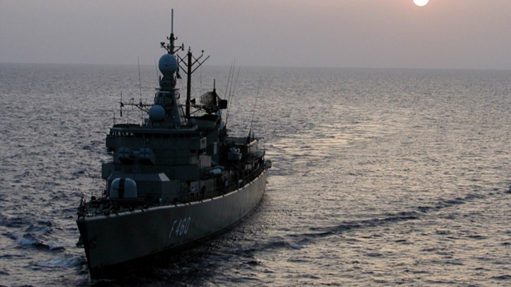 Η φρεγάτα «Αιγαίον» ανέλαβε τη διοίκηση της επιχείρησης «Ειρήνη» – Η ανακοίνωση του Ν.Δένδια