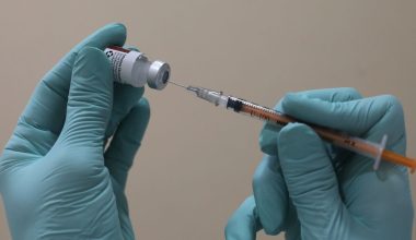 Θ.Βασιλακόπουλος: «Έρχεται καινούργιο ενισχυμένο αντιγριπικό εμβόλιο για τους άνω των 65 ετών»