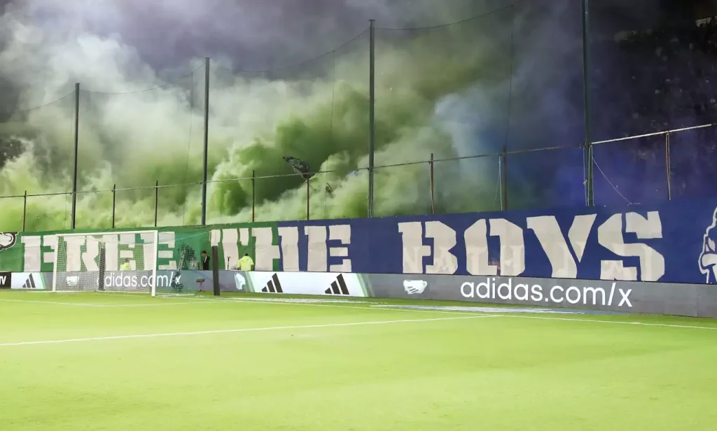 Πανό για τον δολοφονημένο Μ.Κατσούρη στην κερκίδα της Ραπίντ Βιέννης: «Μόνοι σας έχετε αλληλοσκοτωθεί»