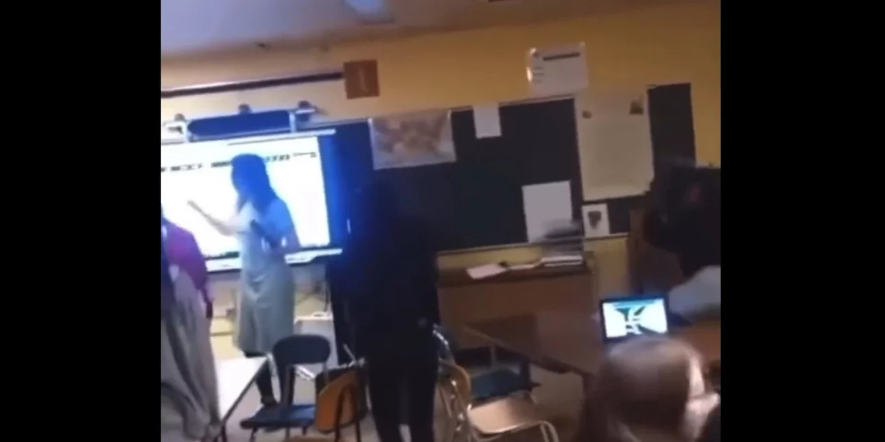 Απίστευτο περιστατικό σε σχολική αίθουσα των ΗΠΑ: Μαθήτρια πέταξε καρέκλα στο κεφάλι δασκάλας (βίντεο)
