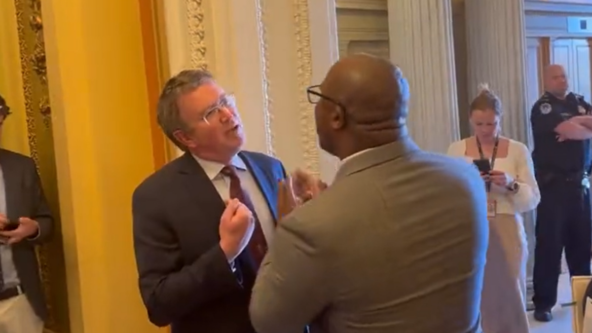 ΗΠΑ: Ο βουλευτής Τ.Μπάουμαν ενεργοποίησε τον συναγερμό πυρκαγιάς στο Καπιτώλιο για να καθυστερήσει ψηφοφορία