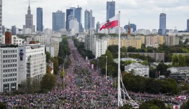 Πολωνία: Στους δρόμους εκατοντάδες χιλιάδες άνθρωποι για τη διαδήλωση της αντιπολίτευσης δύο εβδομάδες πριν από τις εκλογές