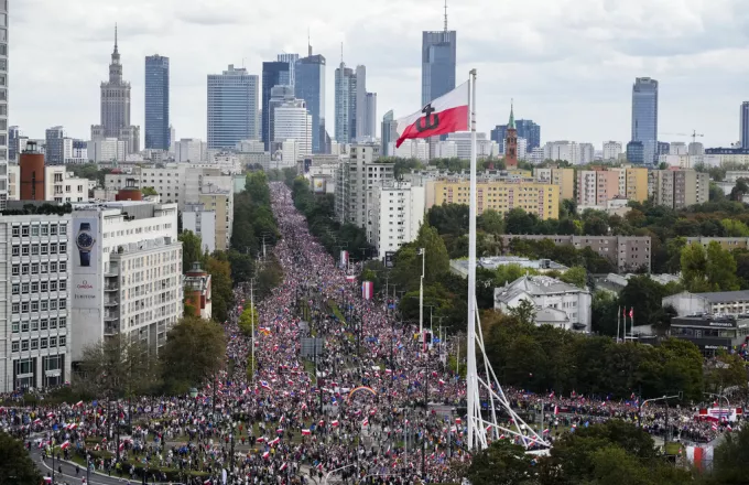 Πολωνία: Στους δρόμους εκατοντάδες χιλιάδες άνθρωποι για τη διαδήλωση της αντιπολίτευσης δύο εβδομάδες πριν από τις εκλογές