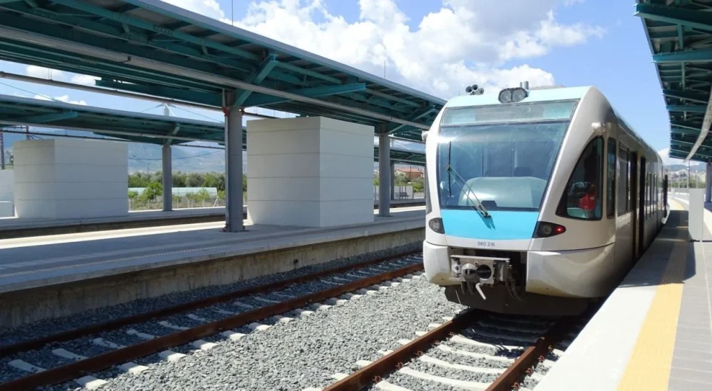 Πάτρα: Τρένο παρέσυρε 70χρονο πεζό – Μεταφέρθηκε στο νοσοκομείο με αιμορραγία στο κεφάλι