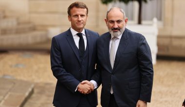 Αμυντική συμφωνία Γαλλίας-Αρμενίας: Το Παρίσι θα παραδώσει στρατιωτικό υλικό στο Γερεβάν