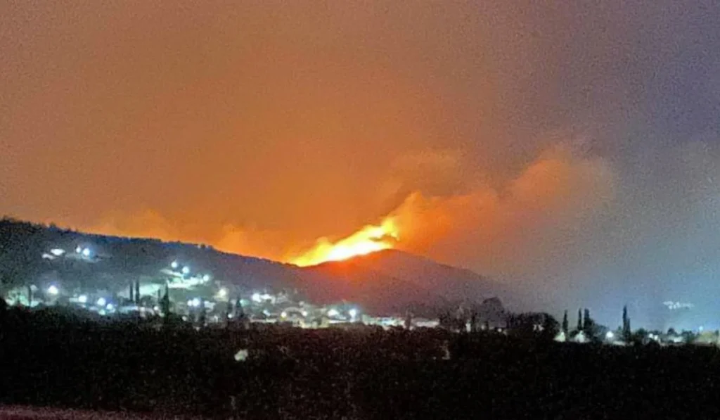 Φωτιά στο Ηράκλειο: «Μάχη» με τις φλόγες όλο το βράδυ – Ξεκινούν οι εναέριες ρίψεις (βίντεο)
