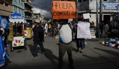Γουατεμάλα: Εκατοντάδες διαδηλωτές απέκλεισαν δρόμους για να απαιτήσουν να παραιτηθούν δικαστικοί