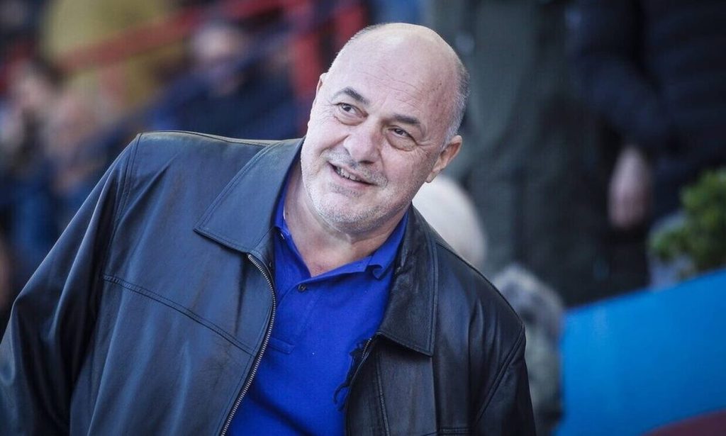 Το προεκλογικό σποτ του Α.Μπέου –  Με κοστούμι κοιτάει την κάμερα και στέλνει μηνύματα στους Βολιώτες