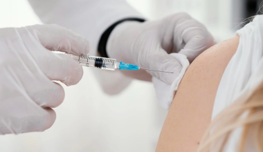 Πρόεδρος ΠΦΣ: «Οι άνω των 65 ετών είναι περίπου 2 εκατ. και τα αντιγριπικά εμβόλια που θα παραληφθούν είναι 300.000»