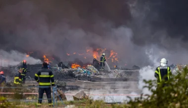 Κροατία: Τοξικοί καπνοί στο Όσιγιεκ μετά από πυρκαγιά που ξέσπασε σε αποθήκη πλαστικών (βίντεο-φωτο)