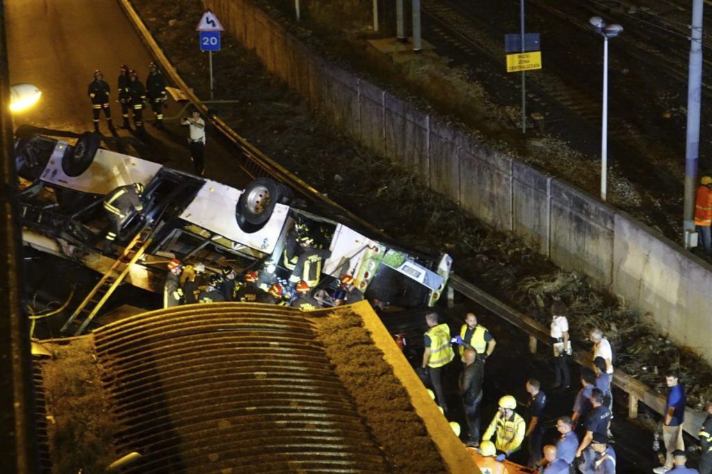 Εισαγγελική έρευνα για την πτώση του λεωφορείου από γέφυρα στη Βενετία – Τι εξετάζουν οι Αρχές (φώτο-βίντεο)