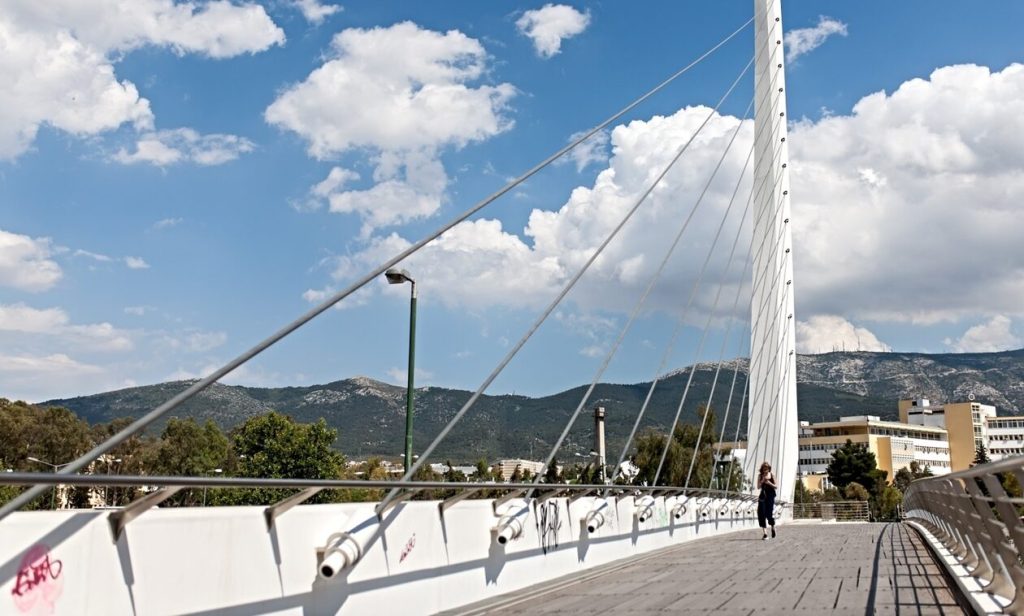 Σημάδια εγκατάλειψης και στη γέφυρα Καλατράβα στη λεωφόρο Κατεχάκη